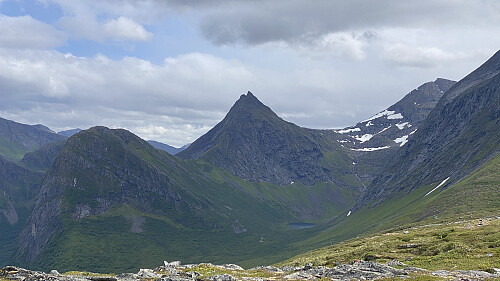 Bilde #6: Utsikt fra Rongja [684 m.o.h.] mot (fra venstre): Storskorka [861] , Litleskorka [1164] og Rollsbotnskorka [1334 m.o.h.]. Rollsbontskorka er delvis skjult bak Nonsfjellet [1205 m.o.h.].