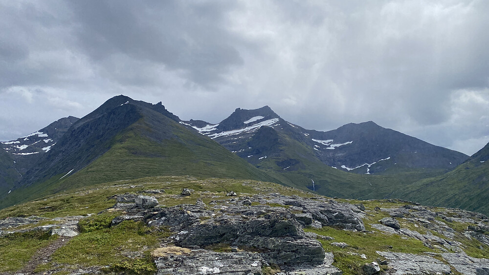 Bilde #7: Utsikt mot dagens turmål. I venstre billedhalvdel sees Nonsfjellet [1205 m.o.h.] og Brudefølget [1343 m.o.h.], midt i bildet sees Militærlua [1397 m.o.h.] og Lauparen [1434 m.o.h.]; og til høyre i bildet sees Sunnmørslauparlægda [1256 m.o.h.]. I forgrunnen (foran Lauparen) sees Breidskallen [1104 m.o.h.].