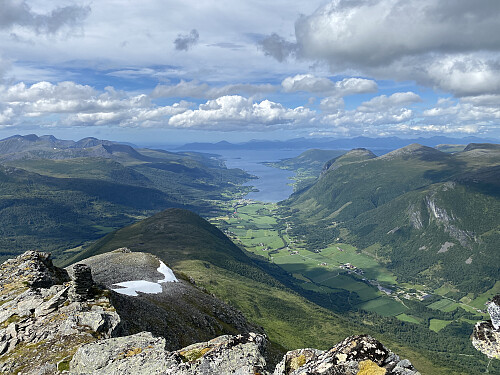 Bilde #12: Utsikt fra Nonsfjellet [1200 m.o.h.] utover mot Rongja [684 m.o.h.] og Tresfjorden.