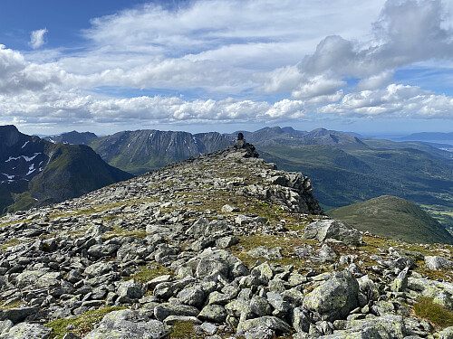 Bilde #15: Tilbakeblikk mot Nonsfjellet [1205 m.o.h.]. Til venstre sees Kvitnyken [1242], i bakgrunnen Neremstindane [1167] og nedad til høyre sees Rongja [684 m.o.h].