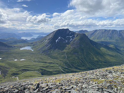 Bilde #13: Utsikt mot Kvitnyken [1242 m.o.h.] med Instehola. I bakgrunnen sees Storfjorden ved Vaksvika.