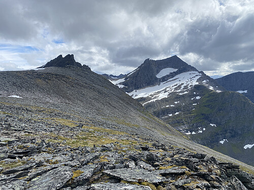 Bilde #14: Utsikt videre fremover langs dagens rute, med Brudefølget [1343 m.o.h.] til venstre i bildet, og Lauparen [1434 m.o.h.] til høyre.