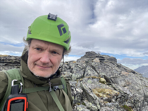 Bilde #17: På "Brudefølget Nord" [1260 m.o.h.]. Fortsatt ligger de bratteste og skumleste partiene foran meg på turen.