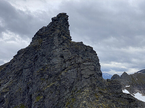 Bilde #18: Herfra er det klatring (grad 3 - 4) videre opp på hovedtoppen [1343 m.o.h.]. Til høyre i bildet sees Brudefølget SV2 [1261 m.o.h.] og Brudefølget SV1 [1271 m.o.h.].