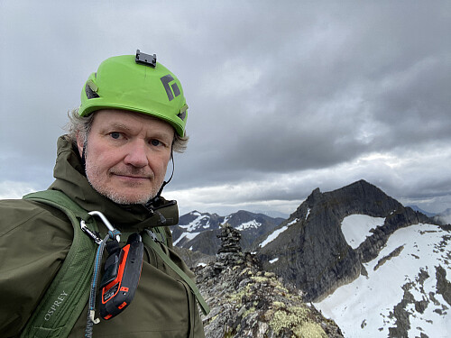 Bilde #22: På hovedtoppen [1343 m.o.h.], med Lauparen i bakgrunnen.