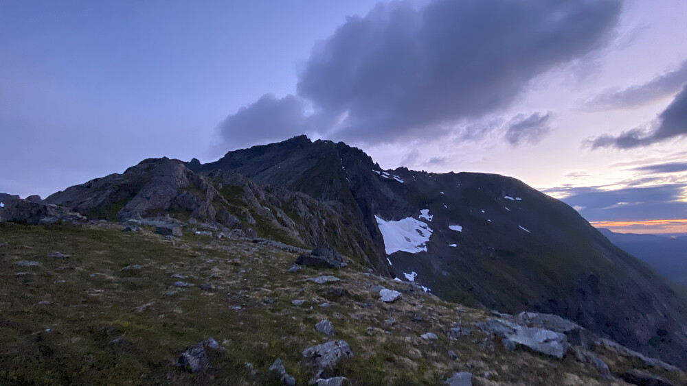 Bilde #26: Tilbakeblikk mot Brudefølge-ryggen, i det jeg er på vei ned østryggen mot Rollsbotnskorka ("normalveien"). Ikke verdens skarpeste bilde, men det gjengir likevel noe av skumringsstemningen omkring midnatt på denne tiden av året.