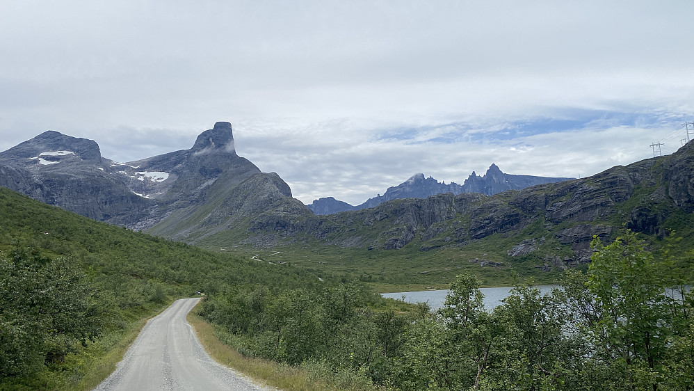 Bilde #1: På vei innover Vengedalen, med Olaskartinden [1536 m.o.h.] og Romsdalshornet [1550 m.o.h.] i venstre billedhalvdel, og Trollveggen bak Litlefjellet [780 m.o.h.] i høyre billedhalvdel.