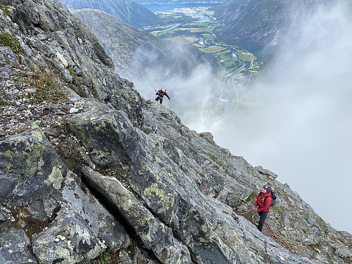 Bilde #2: Det var flere på «Hornet» denne dagen. Til høyre i bildet ei som sikrer en kar på vei oppover, og like til venstre for midten av bildet en som er i rappell på vei ned igjen.