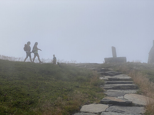 Bilde #2: Ved utsiktspunktet på 464 m.o.h., men tåka gjør at det ikke er noe utsikt.