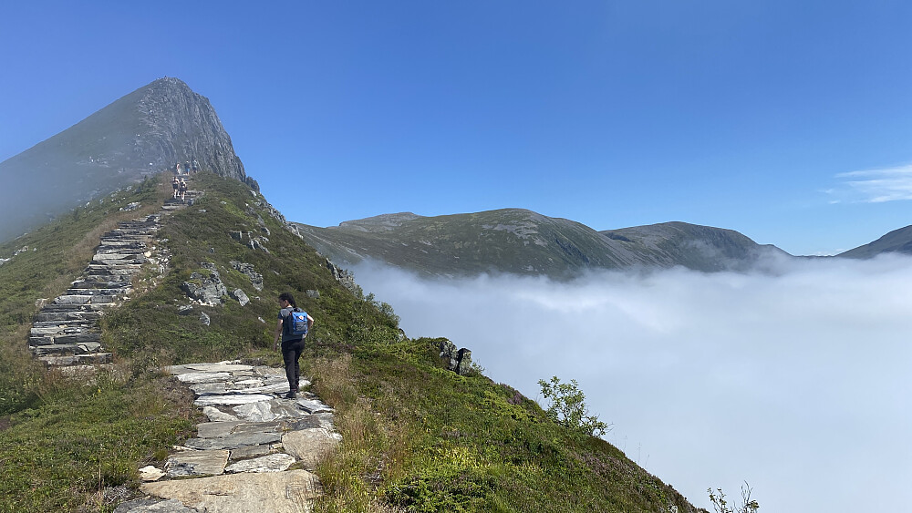 Bilde #5: Endelig er vi kommet over skydekket, og kan se ikke bare toppen av Rørsethornet [659], men også videre bort til Ræstadhornet [729] og Grøtet [698 m.o.h.].