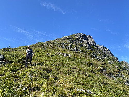 Bilde #14: På vei ned i skaret mellom Ræstadhornet og Grøtet.