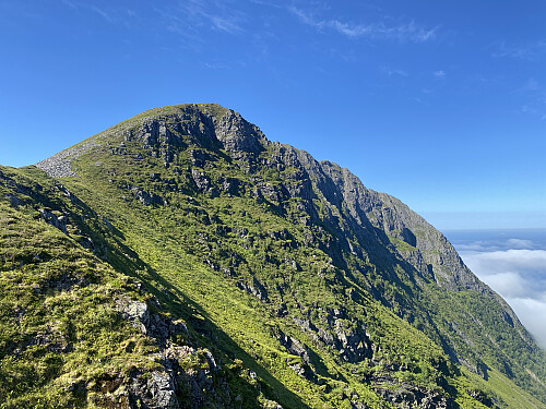 Bilde #15: Ræstadhornet fremstår veldig majestetisk når man ser fjellet fra nedi skaret.