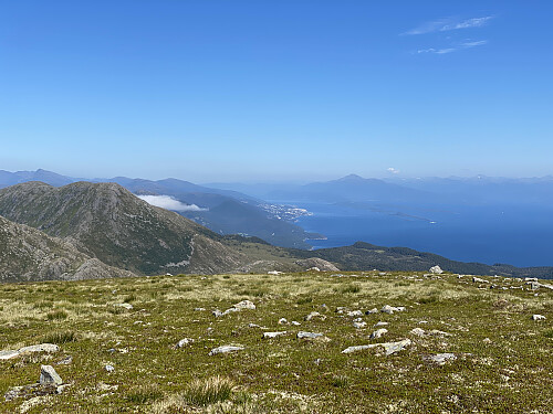 Bilde #16: Utsikt mot Molde og Fannefjorden. Fjellet til venstre i bildet er Myrsethornet [670], og det høye fjellet midt i bildet er Skåla [1127 m.o.h.].