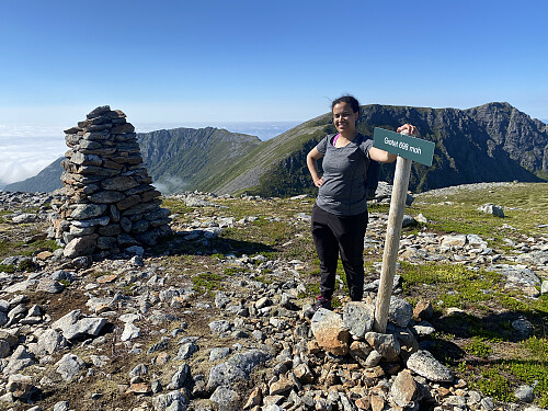 Bilde #17: På toppen av Grøtet [698 m.o.h.]. I bakgrunnen sees Rørsethornet [659 m.o.h.] til venstre, og Ræstadhornet [729 m.o.h.] til høyre.