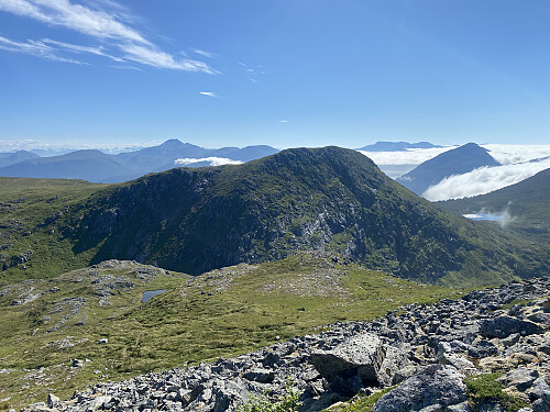 Bilde #18: Utsikt over til Foksåta [632 m.o.h.], neste fjelltopp på vår planlagte rute.