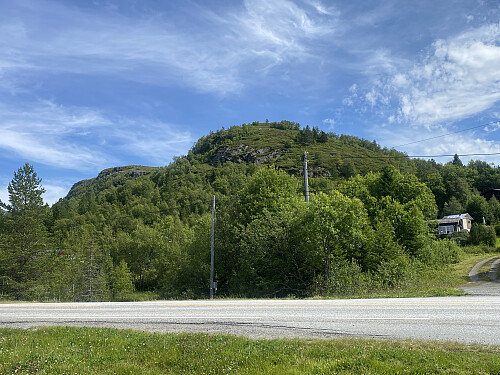 Bilde #1: Fra parkeringsplassen ved Fjellstova, ser Nyseternakken ut som bare en liten haug. Det er imidlertid 217 høydemeter fra Fjellstova og opp til toppen, som ligger skjult bak den knausen som sees på dette bildet.