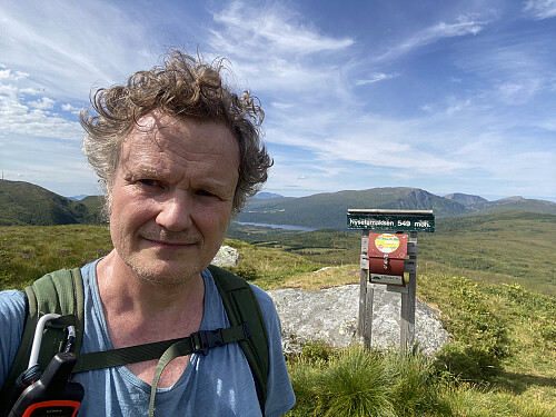 Bilde #5: På toppen av Nyseternakken [547 m.o.h.]. I bakgrunnen sees Frostatinden [807] og Svartløkvatnet [190 m.o.h.].