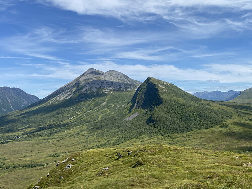 Bilde #6: Utsikt videre fremover langs dagens trasé: Varguraksla [773], Sandtinden [1069] og Sprovstinden [1194 m.o.h.].