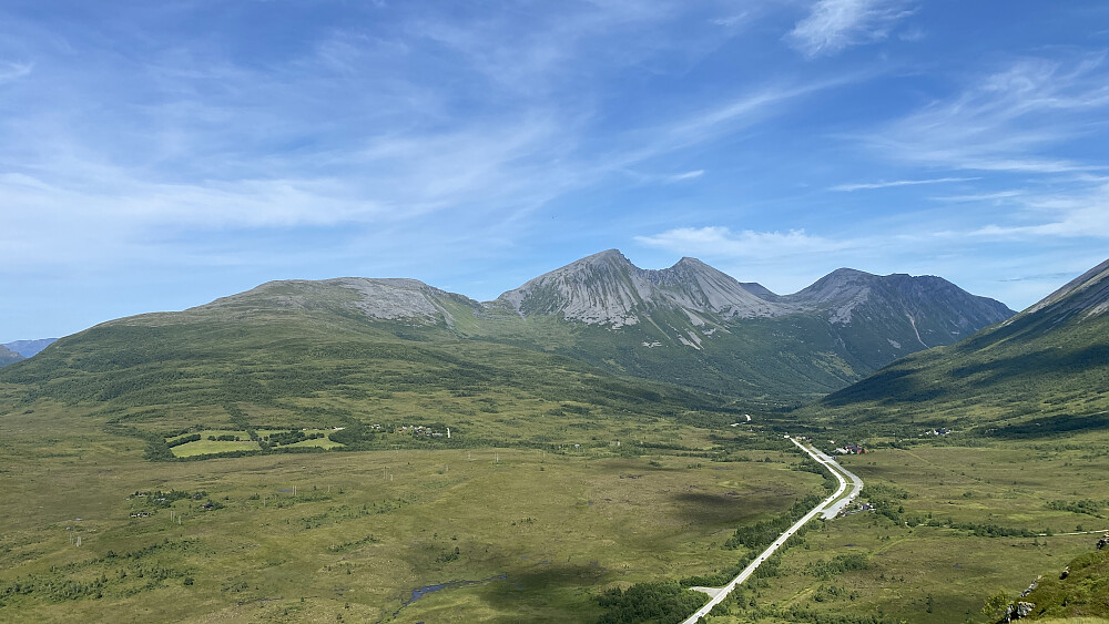 Bilde #7: Utsikt fra Nyseternakken utover Ørskogfjellet. I bakgrunnen sees Middagsfjellet [902], Trolltinden [1170], Ytstetinden [1162] og Remmemstinden [1070 m.o.h.]