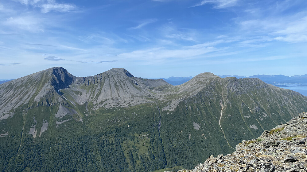 Bilde #16: Utsikt fra Sandtinden [1069 m.o.h.] mot Trolltinden [1170], Ytstetinden [1162] og Remmemstinden [1090 m.o.h.]