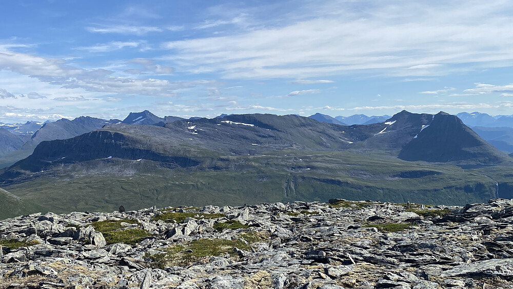 Bilde #17: Utsikt fra Sandtinden mot Neremstindane [1167 m.o.h.] og Høgsvora [1164 m.o.h.]. Det våkne øye vil også gjenkjenne Lauparen [1434 m.o.h.] til venstre i bakgrunnen.