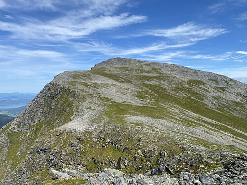 Bilde #18: Utsikt videre fra Sandtinden [1069 m.o.h.] til Sprovstinden [1194 m.o.h.]. Det er ingen dyp kløft mellom dem, slik at Sandtinden kun har primærfaktor 63 meter.