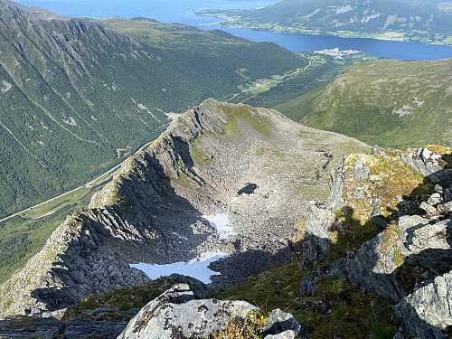 Bilde #19: Nordøstryggen på Sprovstinden, og ei brei renne som løper ned mot Sprovsbotnen.