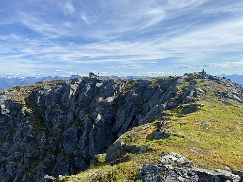 Bilde #21: For å få best mulig utsikt underveis, gikk jeg langs fjellkanten som sees ut mot venstre på bilde #18, men nå er jeg straks oppe på toppen av Sprovstinden.