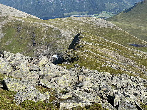 Bilde #24: Det var temmelig bratt enkelte steder på vei ned i Skaret mellom Sprovstinden og Gjølbotntinden.