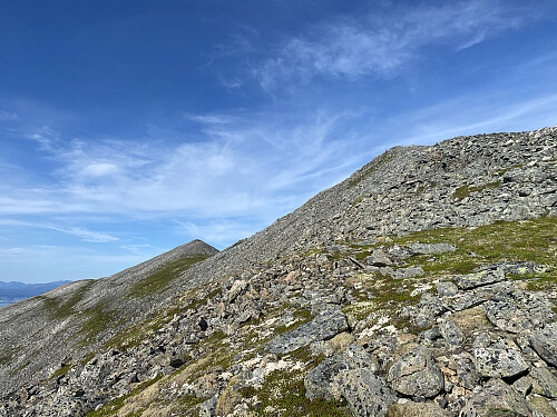 Bilde #27: På vei opp på Gjølbotntinden [957 m.o.h.], og med Blåtinden [934 m.o.h.] i sikte lengre fremme.