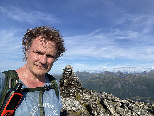 Bilde #28: På toppen av Gjølbotntinden. Like til høyre for varden, kan man i  det fjerne se den spennende traversen mellom Svartevasstinden [1258 m.o.h.] og Trolltinden [1241 m.o.h.] mellom Vågstranda og Måndalen.