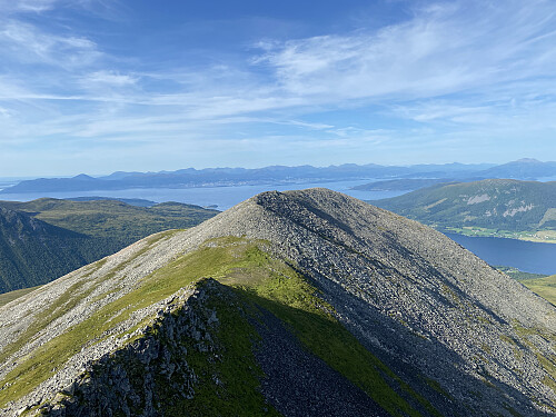 Bilde #29: Utsikt fra Gjølbotntinden [957 m.o.h.] langs fjellryggen bort til Blåtinden [934 m.o.h.]. Med kun et lite søkk på fjellryggen mellom de to toppene, og en primærfaktor på bare 34 meter, er det nesten litt rart at "Blåtinden" har fått et eget navn.