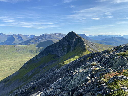 Bilde #31: Tilbakeblikk fra Blåtinden [934 m.o.h.] mot Gjølbotntinden [957 m.o.h.].