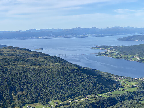 Bilde #32: Utsikt (fra Blåtinden) mot Tresfjordbrua og Vikebukt, og med Molde i det fjerne på andre sida av fjorden.