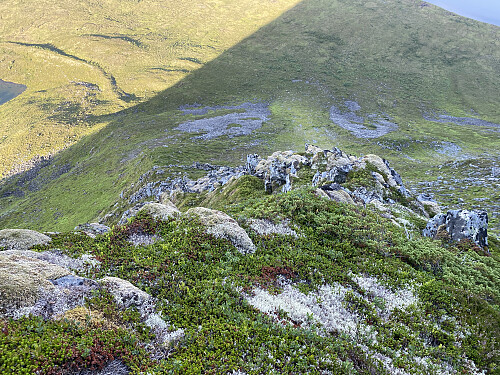 Bilde #33: Utsikt nedover en bratt fjellrygg på østsida av Blåtinden, hvor jeg valgte å klyve ned, for å komme over til Kjøpstadsetra, på andre sida av dalen.