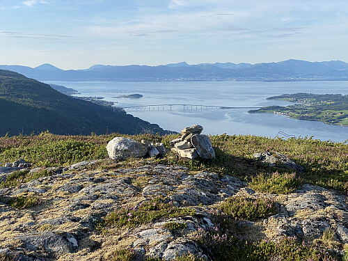 Bilde #34: Utsikt i omtrent samme retning som bilde #32, men nå fra Vardhaugen [491 m.o.h.], dvs. fra et punkt mer enn 440 høydemeter lavere en der det bildet ble tatt fra.