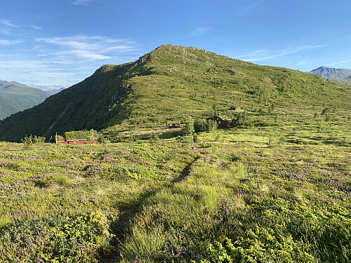 Bilde #35: Nebba [588 m.o.h.] med Kjøpstadsetra [480 m.o.h.] i forgrunnen. Nå har jeg så vidt begynt på returen på andre sida av "Jutevassdalen".
