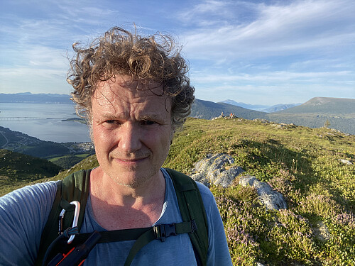 Bilde #36: På toppen av Nebba [588 m.o.h.]. I bakgrunnen sees to hyggelige karer som satt og kokte kaffe da jeg passerte.