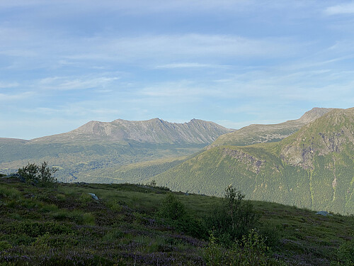 Bilde #37: Utsikt fra Nebba [588 m.o.h.] mot traversen mellom Svartevasstinden [1258 m.o.h.] og Trolltinden [1241] på andre sida av Tresfjorden.