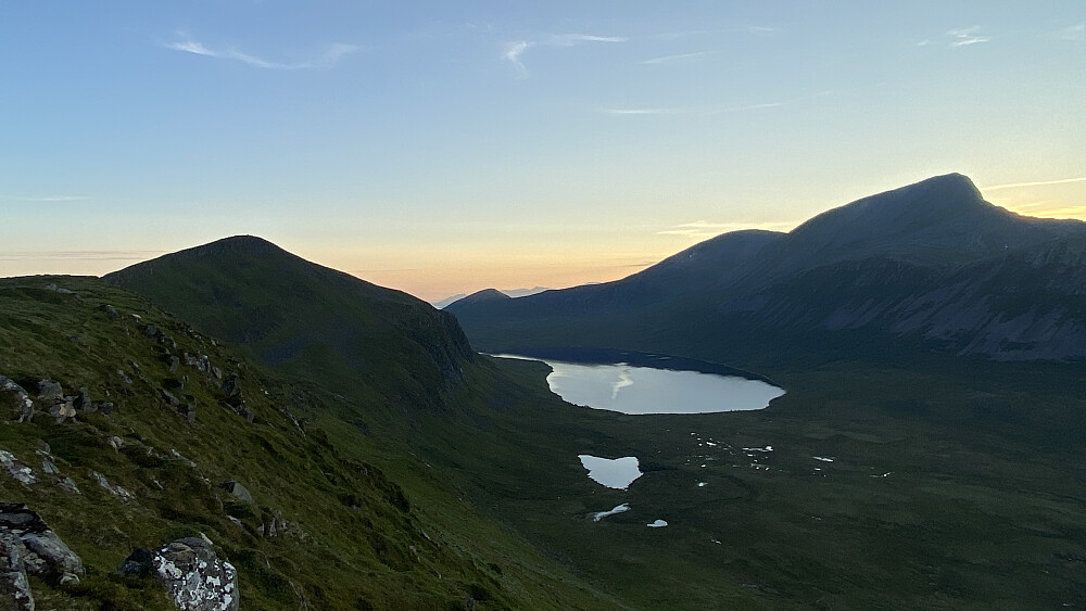 Bilde #42: Da er kommet opp på Nørdre Smørhylla, men sola er gått ned, og det har begynt å skumre. Det store vatnet midt i dalføret er Jutevatnet [525 m.o.h.]. På venstre side av dalen sees Søre Smørhylla, og på høyre side sees (fra venstre) Varguraksla, Sandtinden og Sprovstinden, som jeg besøkte noen timer tidligere.