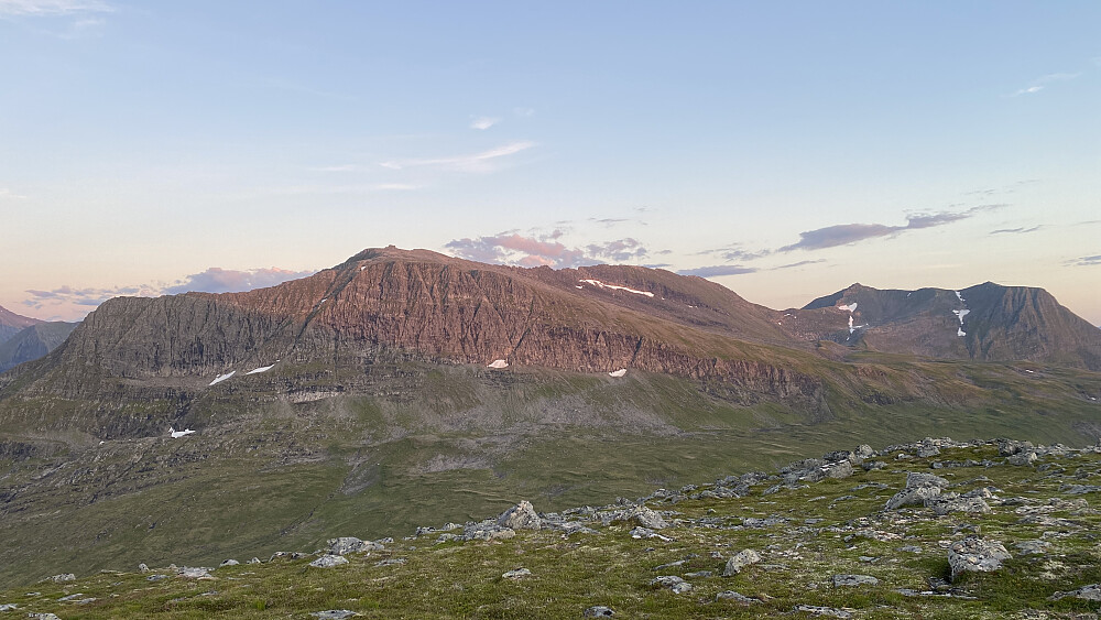Bilde #45: Neremstindane [1167 m.o.h.] og Høgsvora [1163 m.o.h.] sett fra Søre Smørhylla [871 m.o.h.]