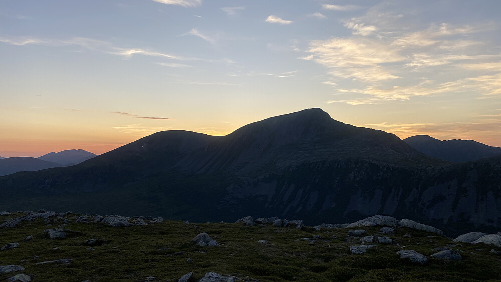 Bilde #46: Sandtinden [1069 m.o.h.] og Sprovstinden [1164 m.o.h.] sett fra Søre Smørhylla [871 m.o.h.] mot en skumringshimmel. Til venstre i bildet sees også Frostatinden [807 m.o.h.] og Skjærdingen/Blåskjerdingen [1061/1069 m.o.h.], og til høyre i bildet sees Remmemstinden [1090 m.o.h.].