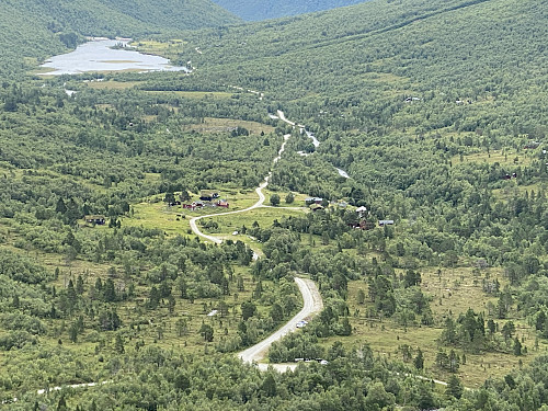 Bilde #3: Utsikt mot Bøstølen [420-440 m.o.h.] og ned til Berillvatnet [371-370 m.o.h.].
