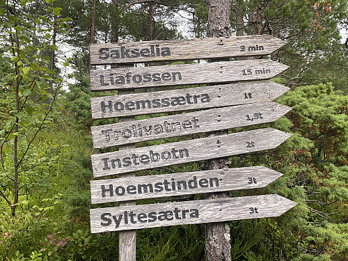 Bilde #3: Stort turskilt på parkeringsplassen.