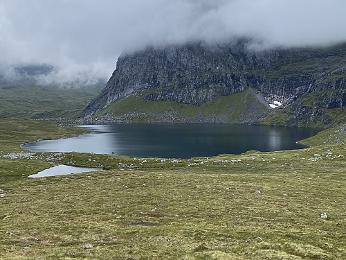 Bilde #10: Trollvatnet [666 m.o.h.], med Blåfjellet [1043 m.o.h.] i bakgrunnen. Til høyre i bildet skimtes elva/bekken som kommer ned fra Sylteråket.