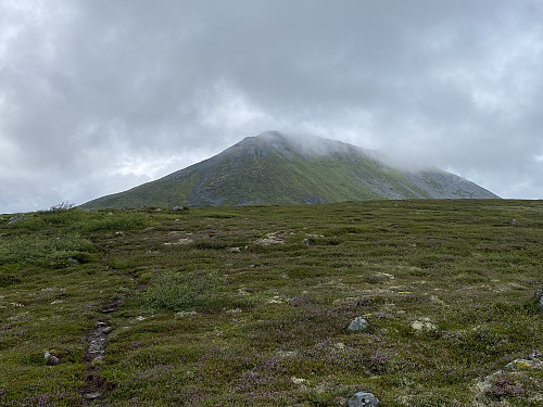 Bilde #9: Hoemstinden [927 m.o.h.] kommer til syne i det jeg kommer opp på platået der Trollvatnet og Åvatna ligger.