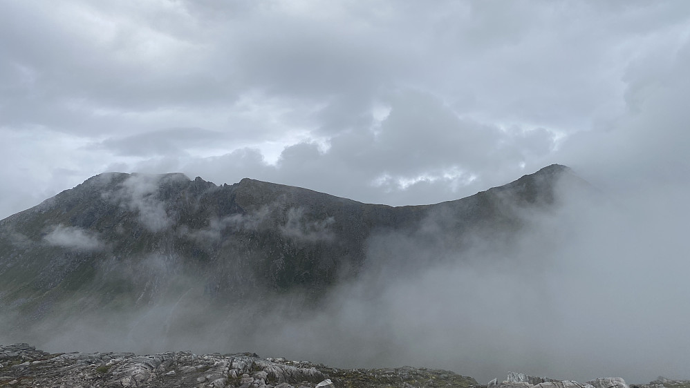 Bilde #21: Plutselig lettet noe av tåka et lite øyeblikk, så jeg kunne se tvers over Sessdalen, og bort på (fra venstre) Storknubben [1208 m.o.h.], Midtre Sessknubben [1205 m.o.h.], Søre Sessknubben [1178 m.o.h.] og Øspetinden 1228 m.o.h.