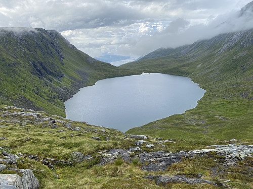 Bilde #24: Utsikt fra Hoemskaret ned til Instebotsvatnet [724 m.o.h.] og videre mot Tresfjorden og Vestnes.