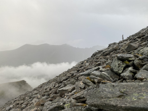 Bilde #35: På vei ned fra Storknubben/Sessknubben. I bakgrunnen sees traversen mellom Trolltinden [1241] og Svartevasstinden [1258 m.o.h.].