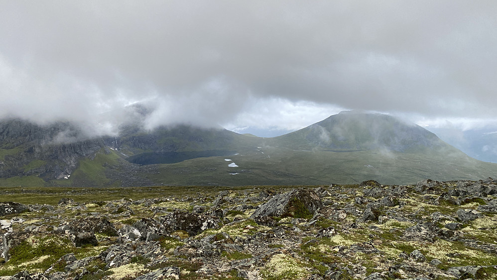 Bilde #36: Utsikt tvers over Sessdalen, over mot Sandfjellet 1241 og Hoemstinden [927 m.o.h.], som jeg hadde vært oppom tidligere på dagen.